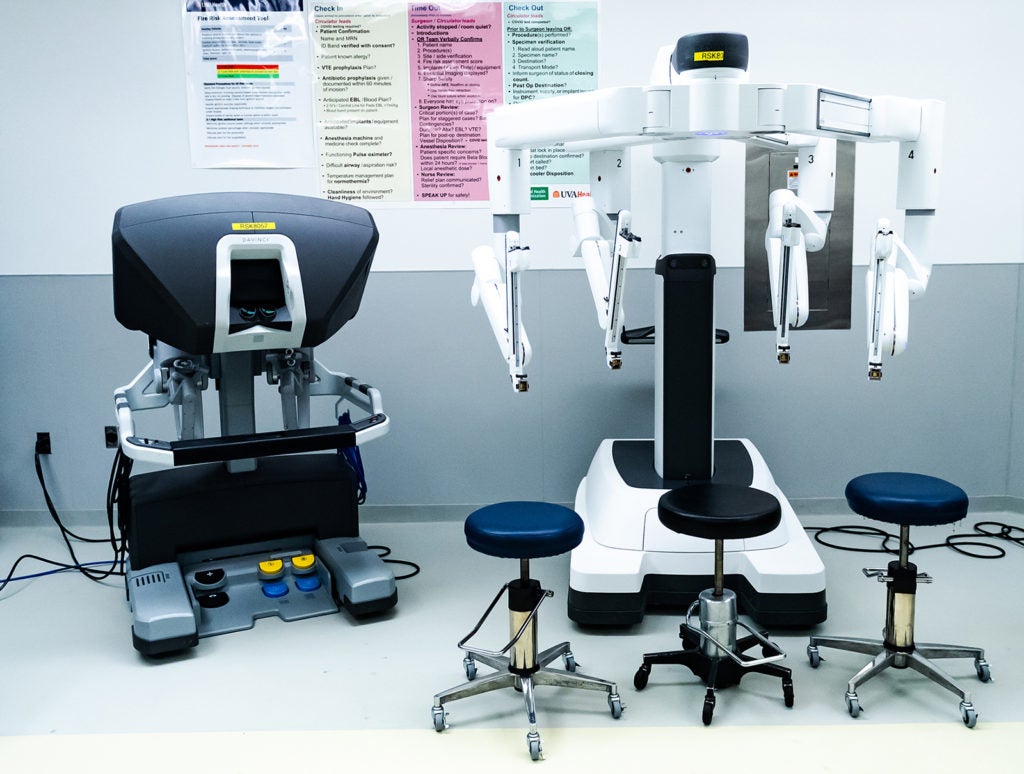 da Vinci Xi surgeon console and patient cart