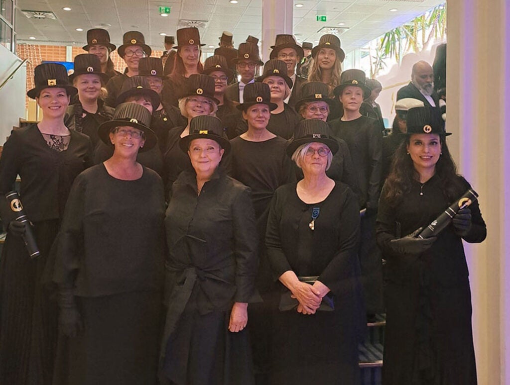 . . . earned an honorary UEF degree before Finnish doctoral students. In Finland, festive black clothing is worn during doctoral conferment programs focusing on honorees, rather than outfits.