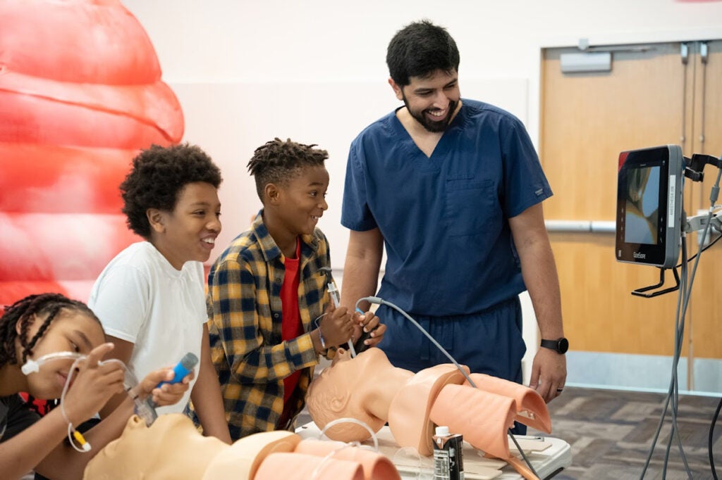 Faiz Plastikwala, MD teaching how to use glidescope